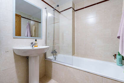 suite bathroom