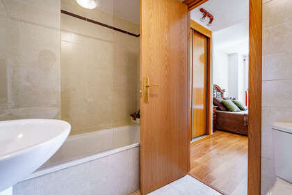 suite bathroom