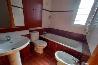 suite bathroom