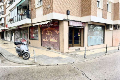 Handelspanden verkoop in Pueblo Nuevo, Ciudad Lineal, Madrid. 