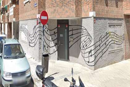 Locale commerciale vendita in Moscardó, Usera, Madrid. 